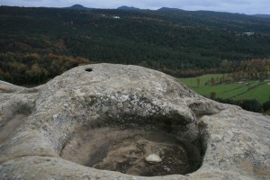 Tombes antropomorfes, cisterna i caçoletes a la roca a Sant Feliuet de Savassona