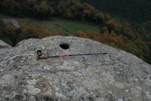 Gravat rupestre, cavall, al costat de Sant Feliuet de Savassona