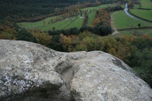 Tombes antropomorfes, cisterna i caçoletes a la roca a Sant Feliuet de Savassona