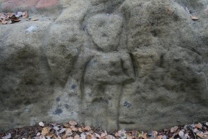 Roca del nen o de l'home. Roca amb gravats rupestres amb una figura antopomorfa al Pla de Savassona