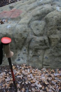 Roca del nen o de l'home. Roca amb gravats rupestres amb una figura antopomorfa al Pla de Savassona