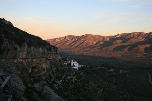 Vista general dels Abrics de l'Ermita, amb l'Ermita de la Pietat, la Foia i la Serra del Montsià