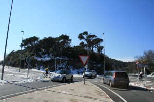 Bifurcació a la carrereta de l'Arrabassada, a prop de la Pedra amb inscultures de Collserola