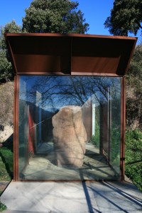 Sitja del Llop o Estela de la Calma. Original al nou emplaçament del poble del Montseny