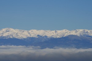 La boira a la Plana i els Pirineus nevats des del Pla de la Calma
